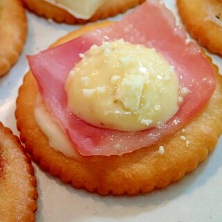 パルメ/タルタルで　クリチとベーコンの焼きリッツ